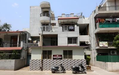 OYO 14389 Diplomat Suites