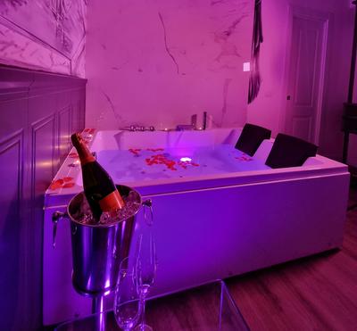 Room in Guest Room - Roma Jacuzzi Mirror Suite