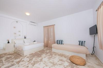 Golden Sunrise Suites - Santorini Pool Bliss Suite