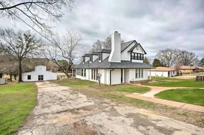Spacious Lakefront Home w/ Fire Pit & Fun Barn!