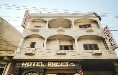 OYO 24753 Hotel Preet
