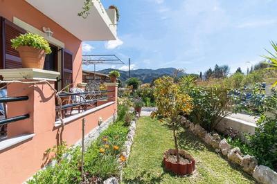 Skaros House- An Escapade With Private Pool