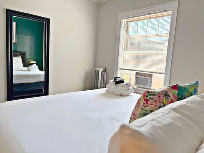 Perfectly Located 1BR - Hinman D2