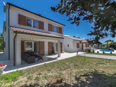 Large Holiday Home With Swimming Pool