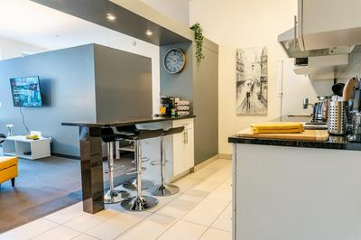 Comfy DT Loft w Parking Rooftop Patio BBQ Gym