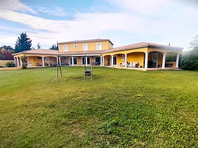Villa in L'isle-sur-la-sorgue With Pool