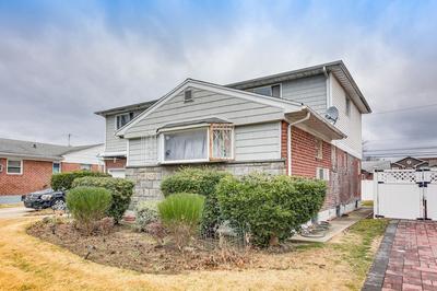 Pet-friendly Elmont Apartment: 17 Mi to Nyc!
