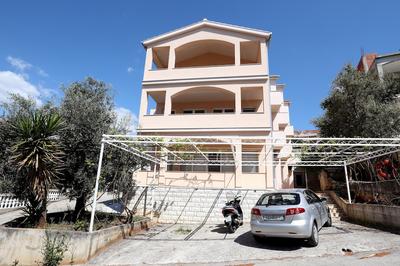 Lovely 2-bed Apartment in Okrug Gornji