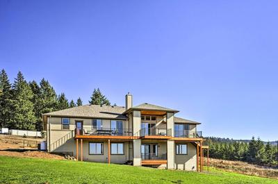 Chic Willamette Valley Home w/ Deck & Vineyard!