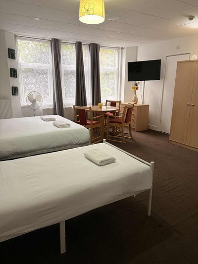 Ground-Floor Family Studio Apartment with Double and Single Beds – Free Parking