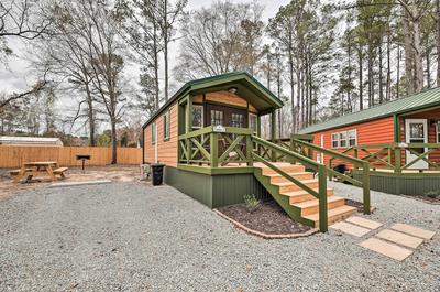 Beautiful New Bern Studio Cabin w/ Fire Pit!