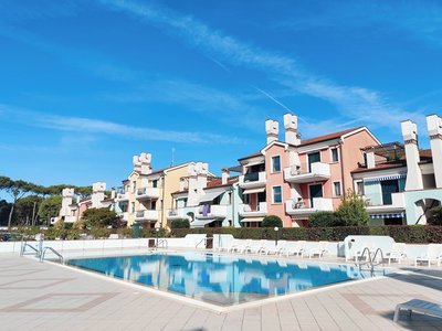 Spacious Apartment With Pool Access