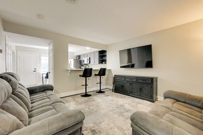 4 Mi to Iah: Suburban Houston Townhome