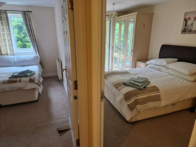 2 Bed Flat - Sleeps 4 - Parking - Wifi
