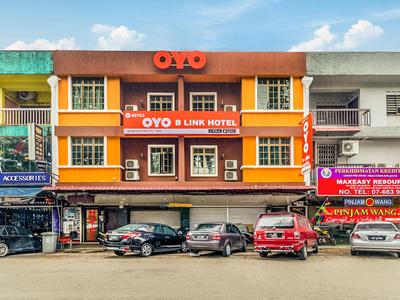 OYO 89703 B Link Hotel
