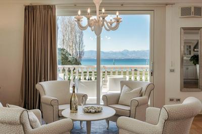 Luxury Lakefront Onassis 1 by Apt24