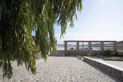 Modern Mykonos 2 Bd Aqua w shared Pool