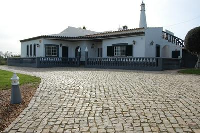 Charming 3-bedroom Villa With Wifi and Central Heating in Beautiful Santa Bárbar, 写真 2