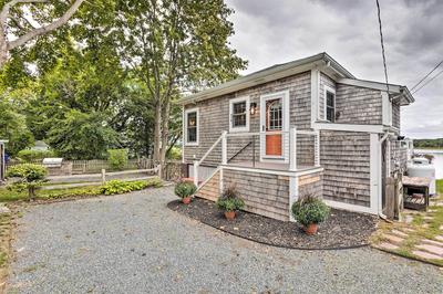Charming Bristol Cottage w/ Private Beach!