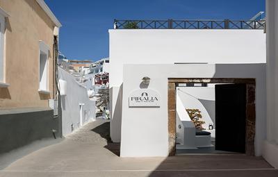 Firalia, Casa In Rock Suites