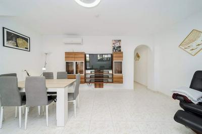 Modern 3-bed Apt, Sleeps 7, 6 Min Walk to Beach
