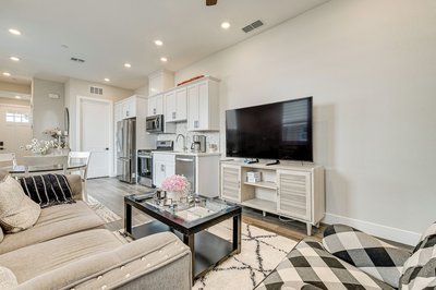 Fenced-in Yard: Apt 7 Mi to Westfield Galleria