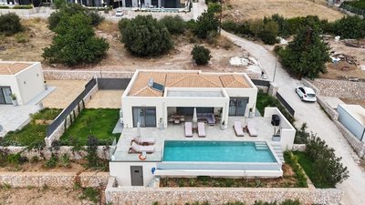 Luxurious Villa Retreat in Lourdata
