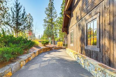 Lake Views & Resort Perks: Spacious Eureka Cabin!