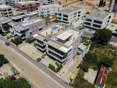 Apartment Wing 77