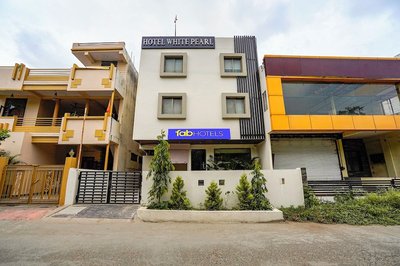 Fabhotel White Pearl