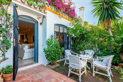 3 Bdrs Apartm With Private Terraces & Communal Swimming Pool in Estepona Benamara II