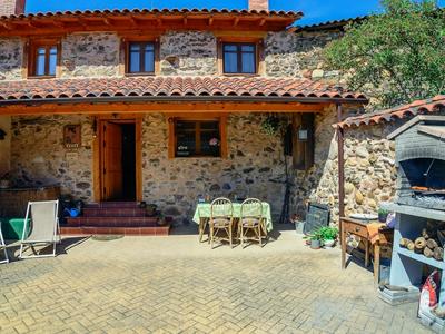 Cozy Cottage in Benllera with Hot Tub