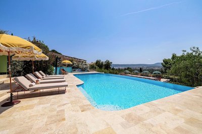 Room in a Magnificent 500m2 Provencal Villa