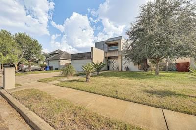 Covered Patio & Grill: Colorful Mcallen Home