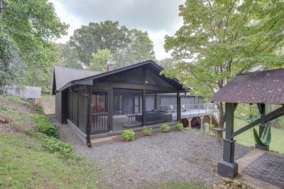 Brevard Retreat: Fireplace, Deck & Screened Porch!