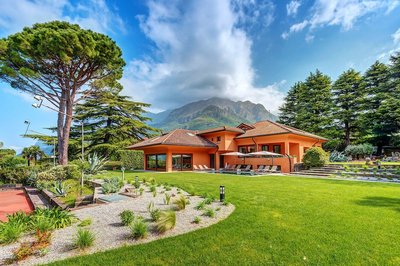 Lakefront Serenity Villa With Pool