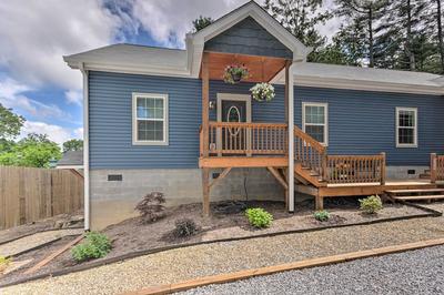 Airy Apartment With Deck - Walk to Main Street!