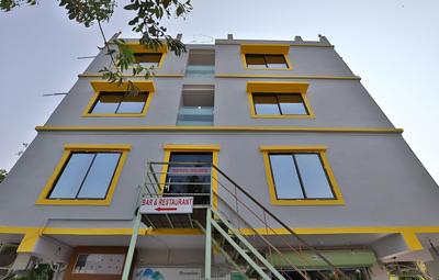 OYO 24833 Hotel Silver
