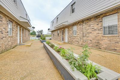 Convenient Kenner Unit w/ Patio - 1 Mi to Airport!