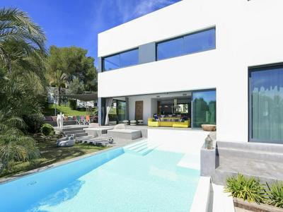 Holiday Home With Manicured Gardens