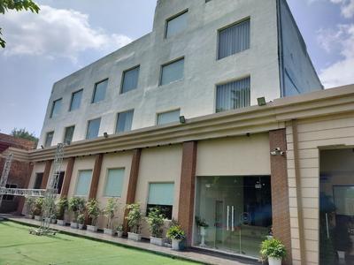 Hotel Luxe Opera NH8 - 7km from IGI Delhi Airport