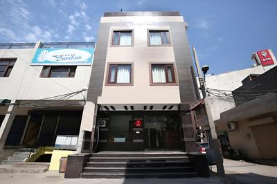 OYO 9420 Hotel Silver Palm