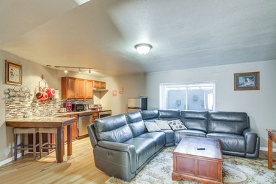Private Hot Tub, 4 Mi to Usafa: Cozy Apartment!