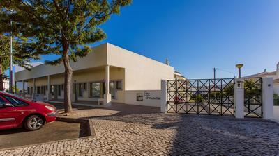 Central Albufeira 2-B Apt, Sleeps 6, Pool, Parking