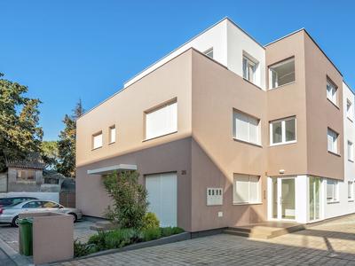 Modern Newly Built Apartment, Geat Location, Private Parking Space, WiFi