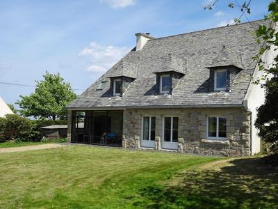 Beautiful Family Holiday Home in Diben, Plougasnou