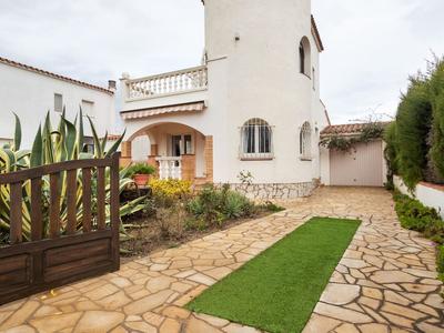 Peaceful Holiday Home in Sant Pere Pescador With Swimming Pool