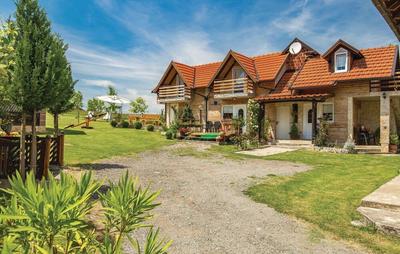 Nice Home in Licko Lesce With 2 Bedrooms and Wifi