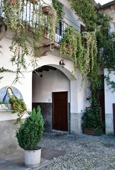 Room in Guest Room - Camera In Antica Corte Milanese