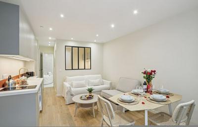 Ganneron in Paris With 1 Bedrooms and 1 Bathrooms